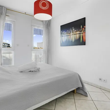Appt 200 M De La Plein Centre Апартаменты *