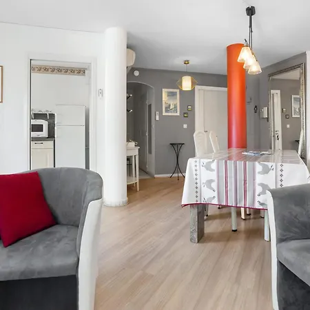 Appt 200 M De La Plein Centre Фрежюс